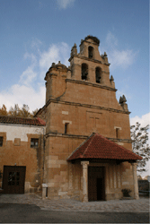 El pueblo cuenta con la conocida ermita del Cristo de Morales, situada al lado de la Ruta de la Plata, en cuyo interior acoge un Cristo medieval art�fice, cada 9 de mayo, de la celebraci�n de la Romer�a del Cristo de Morales, de gran tradici�n y devoci�n no solo en Morales, sino tambi�n en su comarca de Tierra del Vino y en la propia ciudad de Zamora, esta �ltima situada a escasos 3 km de la ermita. 
