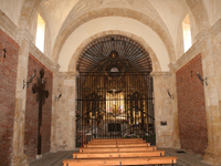 Sobre la devoci�n capitalina a esta imagen, existe una conocida locuci�n zamorana que dice: �Cu�ntos hay en Zamora que van al Cristo; y cu�ntos en Morales que no le han visto!, en clara referencia a la devoci�n que hay en la ciudad de Zamora al Cristo Crucificado que en ella se halla, fervor que supuestamente no es mantenido por los habitantes de Morales.1 Sin embargo, el car�cter no festivo del d�a 9 de mayo en la ciudad de zamorana, ha desdibujado una larga tradici�n romera que reun�a a vecinos de Morales y de Zamora en la ermita y su pradera aneja, siendo su principal consecuencia una disminuci�n apreciable del n�mero de romeros capitalinos, por lo que en su mayor parte son moralinos los encargados de mantener la especial devoci�n por el Cristo de Morales, siendo su popular Romer�a la principal manifestaci�n, entre cuyos actos destaca la procesi�n de la virgen