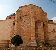 La iglesia parroquial de La Asunci�n,  finalizada en 1522, contiene elementos de estilo g�tico tard�o, la puerta norte fue construida al estilo renacentista y data del siglo XVI, en ella se muestra un programa iconogr�fico completo referido a la salvaci�n de la humanidad, cuenta con tres b�vedas y est� cubierto con una b�veda de crucer�a.